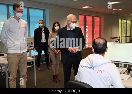 Hamburgs Bürgermeister Dr. Peter Tschentscher besucht Impfzentrum Harburg dans den Harburg Arcaden. Mitarbeiter führten den studierten Mediziner durch d Banque D'Images
