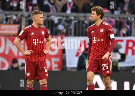 ALLIANZARENA Munich. 20th février 2022, Munich, Allemagne. 20th févr. 2022. De gauche à droite : Joshua KIMMICH (FC Bayern Munich), Thomas MUELLER (MULLER, FC Bayern Munich), action. Football 1st saison Bundesliga 2021/2022, 23.matchday, matchday23. FC Bayern Munich - Greuther Furth 4-1, le 20th février 2022, ALLIANZARENA Munich. Credit: dpa/Alay Live News Banque D'Images