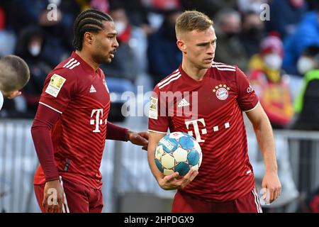 ALLIANZARENA Munich. 20th février 2022, Munich, Allemagne. 20th févr. 2022. v. re:Joshua KIMMICH (FC Bayern Munich), Serge GNABRY (FC Bayern Munich), action, football 1.saison Bundesliga 2021/2022, 23.match day, matchday23. FC Bayern Munich - Greuther Furth 4-1, le 20th février 2022, ALLIANZARENA Munich. Credit: dpa/Alay Live News Banque D'Images