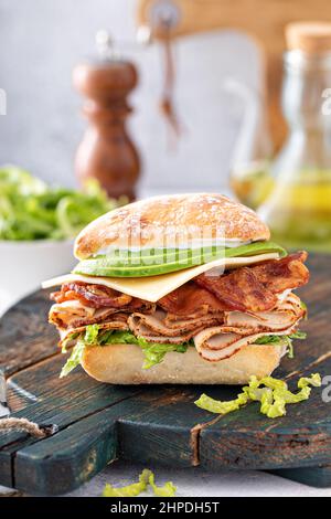 Sandwich dinde à l'avocat frais et sain avec du fromage suisse Banque D'Images