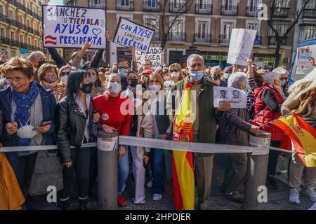 Madrid, Espagne. 20th févr. 2022. Les partisans d'Isabel Diaz Ayuso sont vus en train de tenir des pancartes et des drapeaux devant le siège du Parti populaire (PP) pendant le rassemblement.environ 3000 partisans du Président de Madrid Isabel Diaz Ayuso se sont rassemblés devant le quartier général du Parti populaire (PP) pour protester contre le harcèlement supposé dont souffre le Président de la région de Madrid le chef de la fête. Ils ont demandé la démission de Pablo Casado et Teodoro García Egea. Crédit : SOPA Images Limited/Alamy Live News Banque D'Images