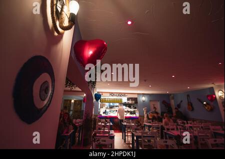 Saint-Valentin au restaurant grec - Corfou de nuit à Cardiff, Royaume-Uni Banque D'Images