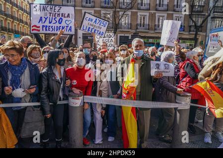 Madrid, Espagne. 20th févr. 2022. Les partisans d'Isabel Diaz Ayuso sont vus en train de tenir des pancartes et des drapeaux devant le siège du Parti populaire (PP) pendant le rassemblement.environ 3000 partisans du Président de Madrid Isabel Diaz Ayuso se sont rassemblés devant le quartier général du Parti populaire (PP) pour protester contre le harcèlement supposé dont souffre le Président de la région de Madrid le chef de la fête. Ils ont demandé la démission de Pablo Casado et Teodoro García Egea. (Photo par Atilano Garcia/SOPA Images/Sipa USA) crédit: SIPA USA/Alay Live News Banque D'Images