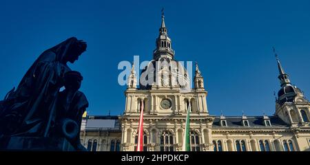 Hôtel de ville de Graz avec statue sur la place principale pendant la journée avec ciel bleu Banque D'Images