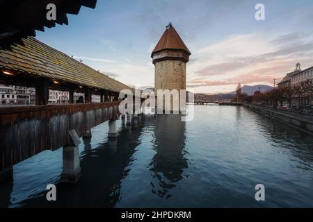 Pont de la Chapelle (Kapellbrucke) au coucher du soleil - Lucerne, Suisse Banque D'Images