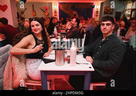 Saint-Valentin au restaurant grec - Corfou de nuit à Cardiff, Royaume-Uni Banque D'Images