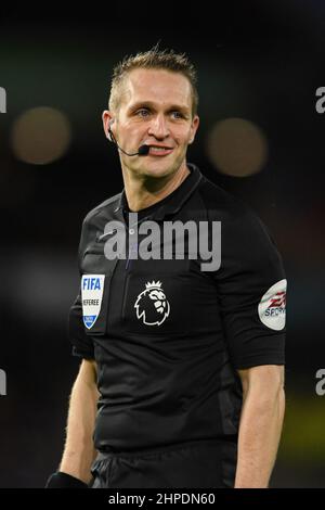 Wolverhampton, Royaume-Uni. 20th févr. 2022. L'arbitre Craig Pawson sourit pendant le match à Wolverhampton, Royaume-Uni, le 2/20/2022. (Photo de Simon Whitehead/News Images/Sipa USA) crédit: SIPA USA/Alay Live News Banque D'Images