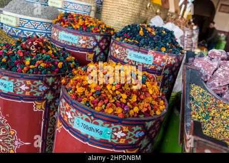 Fleurs séchées colorées en vente dans les souks de la Médina, Marrakech, Maroc Banque D'Images