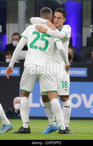 Giacomo Raspadori des États-Unis SASSUOLO célèbre après avoir inscrit un but avec Domenico Berardi des États-Unis SASSUOLO lors de la série Un match entre le FC Internazionale et les États-Unis Sassuolo au stade Giuseppe Meazza le 20 février 2022 à Milan, en Italie. Banque D'Images