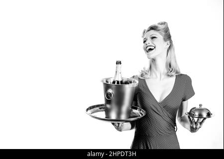 Femme serveur avec champagne et plateau de service. Restaurant servant la présentation. Banque D'Images