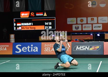 Shah Alam, Malaisie. 20th févr. 2022. Ng Tze Yong de Malaisie célèbre après les Championnats d'équipe de Badminton Asia 2022 finale d'équipe masculine contre l'Indonésie à Shah Alam près de Kuala Lumpur, Malaisie, 20 février 2022. Credit: Chong Voon Chung/Xinhua/Alay Live News Banque D'Images