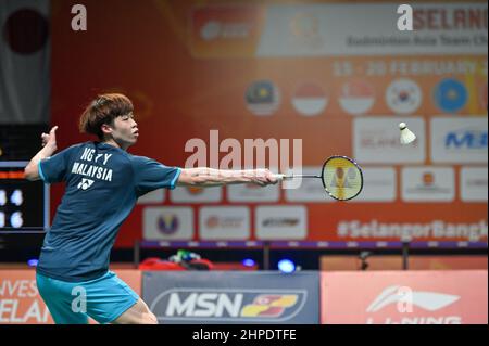 Shah Alam, Malaisie. 20th févr. 2022. Ng Tze Yong de Malaisie participe à la finale de l'équipe masculine des Championnats d'Asie de badminton 2022 contre l'Indonésie à Shah Alam près de Kuala Lumpur, Malaisie, 20 février 2022. Credit: Chong Voon Chung/Xinhua/Alay Live News Banque D'Images