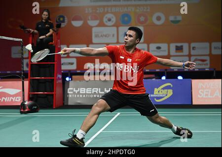 Shah Alam, Malaisie. 20th févr. 2022. Ikhsan Leonardo Imanuel Rumbay d'Indonésie participe à la finale de l'équipe masculine des Championnats d'Asie de Badminton 2022 contre la Malaisie à Shah Alam près de Kuala Lumpur, Malaisie, le 20 février 2022. Credit: Chong Voon Chung/Xinhua/Alay Live News Banque D'Images