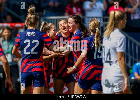 Los Angeles, Californie, États-Unis. 20th févr. 2022. Les joueurs des États-Unis célèbrent leur but lors du match de football She croit Cup entre la Nouvelle-Zélande et les États-Unis dimanche 20 février 2022, à Carson, en Californie (Credit image: © Ringo Chiu/ZUMA Press Wire) Banque D'Images