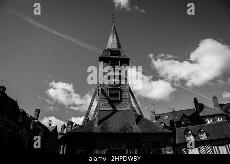 Niveaux de gris de détails architecturaux classiques de l'église Sainte-Catherine en bois à Honfleur, en Normandie Banque D'Images