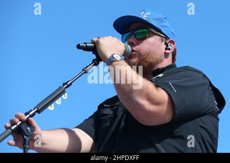 Daytona, États-Unis. 20th févr. 2022. Luke Combs, chanteur de country, se produit avant le Daytona 500 annuel 64th au Daytona International Speedway le samedi 20 février 2022, à Daytona, en Floride. Photo par Mike Gentry/UPI crédit: UPI/Alay Live News Banque D'Images