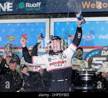 Daytona, États-Unis. 20th févr. 2022. Austin Cindric célèbre sa victoire au Daytona 500 annuel 64th au Daytona International Speedway le dimanche 20 février 2022 Daytona, FL. Photo par Mike Gentry/UPI crédit: UPI/Alay Live News Banque D'Images