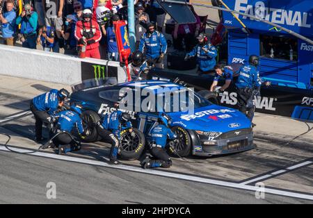 Daytona, États-Unis. 20th févr. 2022. Chris Buescher se dresse au début du Daytona 500 2022, le dimanche 20 février 2022 à Daytona, en Floride. Photo par Edwin Locke/UPI crédit: UPI/Alay Live News Banque D'Images