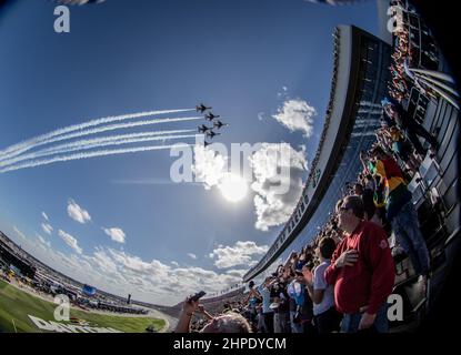 Daytona, États-Unis. 20th févr. 2022. USAF Thunderbirds effectue un vol-by avant le Daytona 500 2022, le dimanche 20 février 2022 à Daytona, Floride. Photo par Edwin Locke/UPI crédit: UPI/Alay Live News Banque D'Images