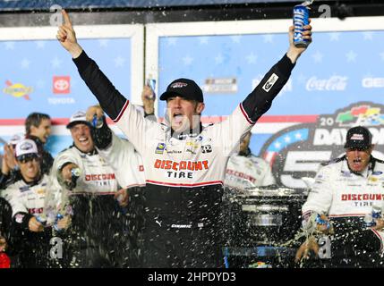 Daytona, États-Unis. 20th févr. 2022. Austin Cindric célèbre la victoire du Daytona 500 annuel 64th au Daytona International Speedway le dimanche 20 février 2022 Daytona, FL. Photo par Mike Gentry/UPI crédit: UPI/Alay Live News Banque D'Images