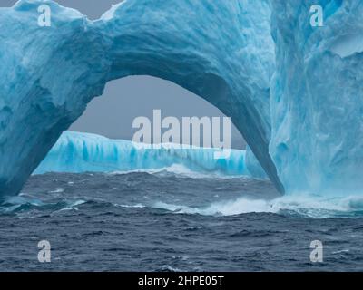 Une arche d'iceberg bleue au large des îles Orcades du Sud, Antarctique Banque D'Images