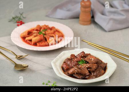 Gâteaux de riz coréen à la sauce au soja noir Jjajang Tteokbokki ou Jjajangmyeon Topokki avec Topkki à la sauce rouge, espace de copie Banque D'Images