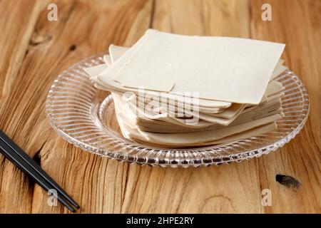 Wrapper ou feuille de Wondon en boîte maison. Sur une table en bois Banque D'Images