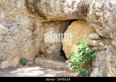 Une pierre bloque l'entrée dans une réplique de la tombe de Jésus au Musée en plein air du village de Nazareth, en Israël. Banque D'Images
