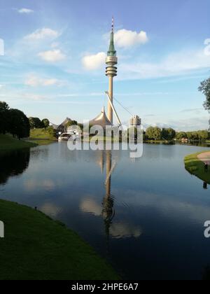 Photo verticale de la Tour Olympique dans le célèbre parc situé à Munich en Allemagne Banque D'Images