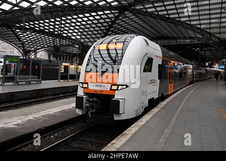 Cologne, Allemagne. 18th févr. 2022. Un train RRX (Rhine-Ruhr Express) se trouve à la gare de Cologne. Une conférence numérique du ministère des Transports du Rhin-Nord-Westphalie et des trois associations de transport du Rhin-Nord-Westphalie se concentre sur l'expansion de l'infrastructure RRX en 2022. Credit: Federico Gambarini/dpa/Alay Live News Banque D'Images