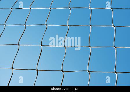 Motif en filet de corde de football contre le ciel bleu Banque D'Images