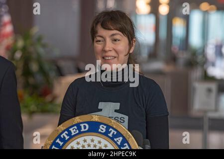 New York, États-Unis. 20th févr. 2022. Karlynn Holland, directrice de la New York Diabetes Alliance parle lors de l'annonce du sénateur Charles Schumer d'exiger le vote au Sénat sur le plafonnement des coûts de l'insuline à New York. Environ 20 États ont déjà adopté un plafond de coût sur l’insuline. Le sénateur insiste pour que le plafond du flacon soit de $35 dans tout le pays. L'insuline est un épargnant de vie pour beaucoup de personnes diagnostiquées avec le diabète. Crédit : SOPA Images Limited/Alamy Live News Banque D'Images