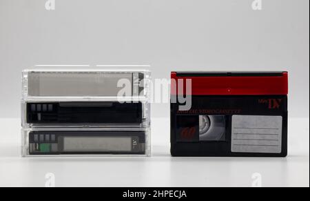 Cassette vidéo Vintage Mini DV avec boîtier cassette sur fond blanc. La technologie de style rétro du 90s Banque D'Images