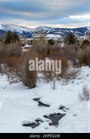 La beauté naturelle de l'hiver à Fraser, Colorado. Sentier du fleuve Fraser Banque D'Images