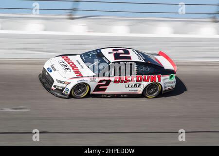 Daytona, Floride 20 février 2022 : Austin Cindric, pilote de la série de la coupe NASCAR (2), court en hauteur pendant le Daytona 500 au Daytona International Daytona Speedway, FL. Jonathan Huff/The Podium Finish via CSM. Banque D'Images