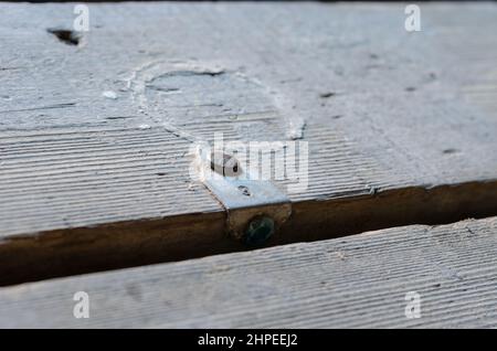 Photo défocuée du tableau portant le numéro 9. Panneau de plancher avec étiquettes en aluminium clouées. Gros plan. Flou, bruit, effet de grain. Mise au point sélective. Banque D'Images