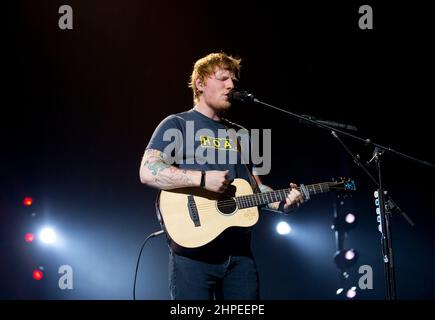 Photo du dossier datée du 28/03/17, d'Ed Sheeran sur scène pendant la série de concerts annuels Teenage cancer Trust, au Royal Albert Hall, Londres. Ed Sheeran et l'OMS font partie des artistes de la série de concerts Teenage cancer Trust qui revient après un hiatus de deux ans dû à Covid-19. Date de publication : lundi 21 février 2022. Banque D'Images