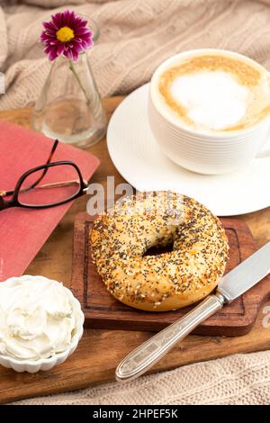 Tout Bagel café et Livre pour le petit déjeuner au lit Banque D'Images