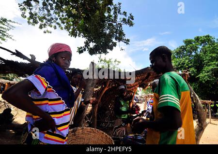 Brukinabe femmes et hommes sur un marché hebdomadaire local dans le centre du Burkina Faso. Banque D'Images