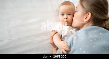 portrait d'une jeune mère et de son nouveau-né, gros plan. L'amour de la mère, la tutelle. Soins de santé et médecine, mode de vie de la maternité, fête des mères c Banque D'Images