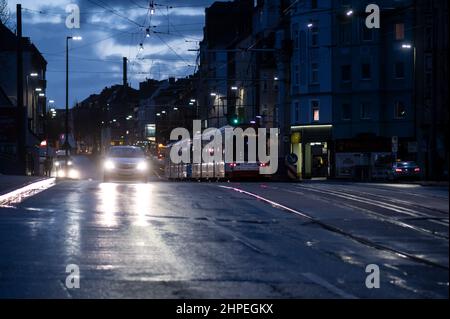 Dortmund, Allemagne. 21st févr. 2022. Un métro se trouve à l'aube sur son itinéraire. Après une nuit de forte pluie, le ciel se dégage. Credit: Bernd Thissen/dpa/Alay Live News Banque D'Images