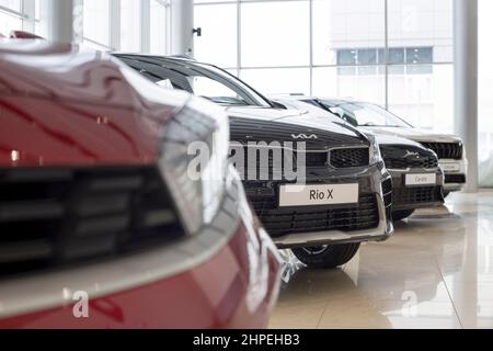 Russie, Izhevsk - 17 février 2022 : salle d'exposition KIA. Voitures neuves dans la salle d'exposition du concessionnaire. Célèbre marque mondiale. Transport moderne. Banque D'Images