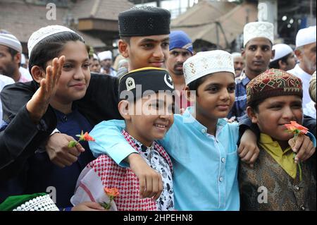 Mumbai Bandra Maharashtra Inde avril 2019 : Festival des musulmans indiens prient lors de la célébration d'Eid al-Fitr ; la Fête du sacrifice. Banque D'Images