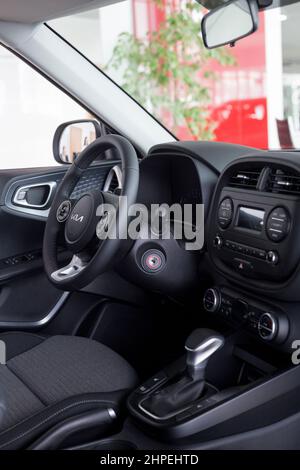 Russie, Izhevsk - 17 février 2022 : salle d'exposition KIA. Intérieur de la nouvelle voiture Soul moderne avec transmission automatique. Célèbre marque mondiale. Transport moderne. Banque D'Images