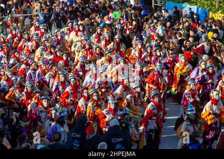 Viareggio, Italie. 20th févr. 2022. Personnes dans le carnaval de Viareggio (photo de Federico Neri/Pacific Press) crédit: Pacific Press Media production Corp./Alamy Live News Banque D'Images