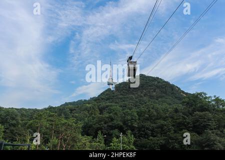 Séoul, Corée du Sud - 25 juillet 2020 : la tour de télévision de Séoul ou la tour N de Séoul est une tour de communication et d'observation située sur la montagne Namsan. Un câble c Banque D'Images