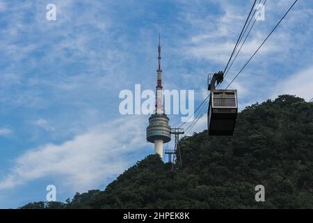 Séoul, Corée du Sud - 25 juillet 2020 : la tour de télévision de Séoul ou la tour N de Séoul est une tour de communication et d'observation située sur la montagne Namsan. Un câble c Banque D'Images