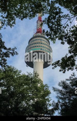 Séoul, Corée du Sud - 25 juillet 2020 : la tour de télévision de Séoul ou la tour N de Séoul est une tour de communication et d'observation située sur la montagne Namsan. Un câble c Banque D'Images