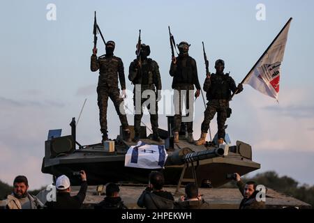 Bande de Gaza, Palestine. 19th février 2022. Les combattants des Brigades moudjahidines participent à un entraînement militaire sur un site de Rafah, dans le sud de la bande de Gaza. Ces exercices sont prêts à repousser toute agression sur Gaza à l'avenir. Banque D'Images