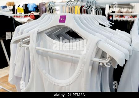 T-shirts blancs suspendus sur un cintre dans le magasin Banque D'Images